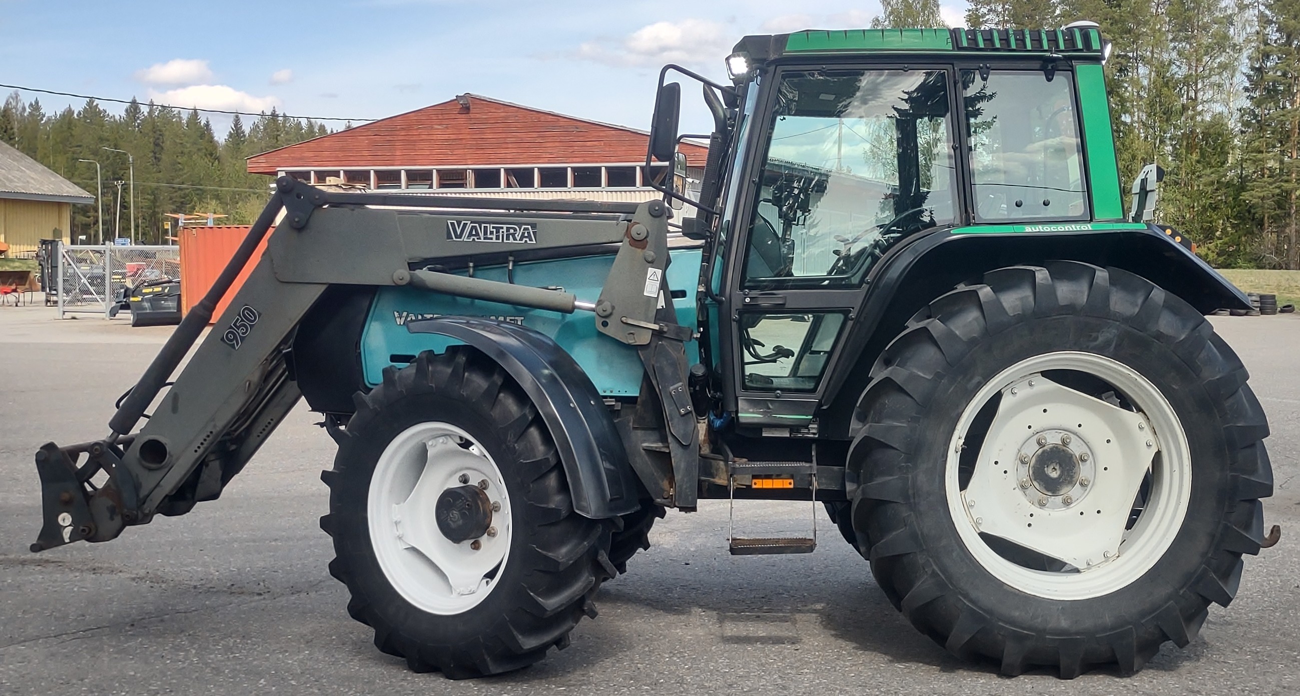 6800 Traktori automaattiohjauksella ja etukuormaimella, käytetty