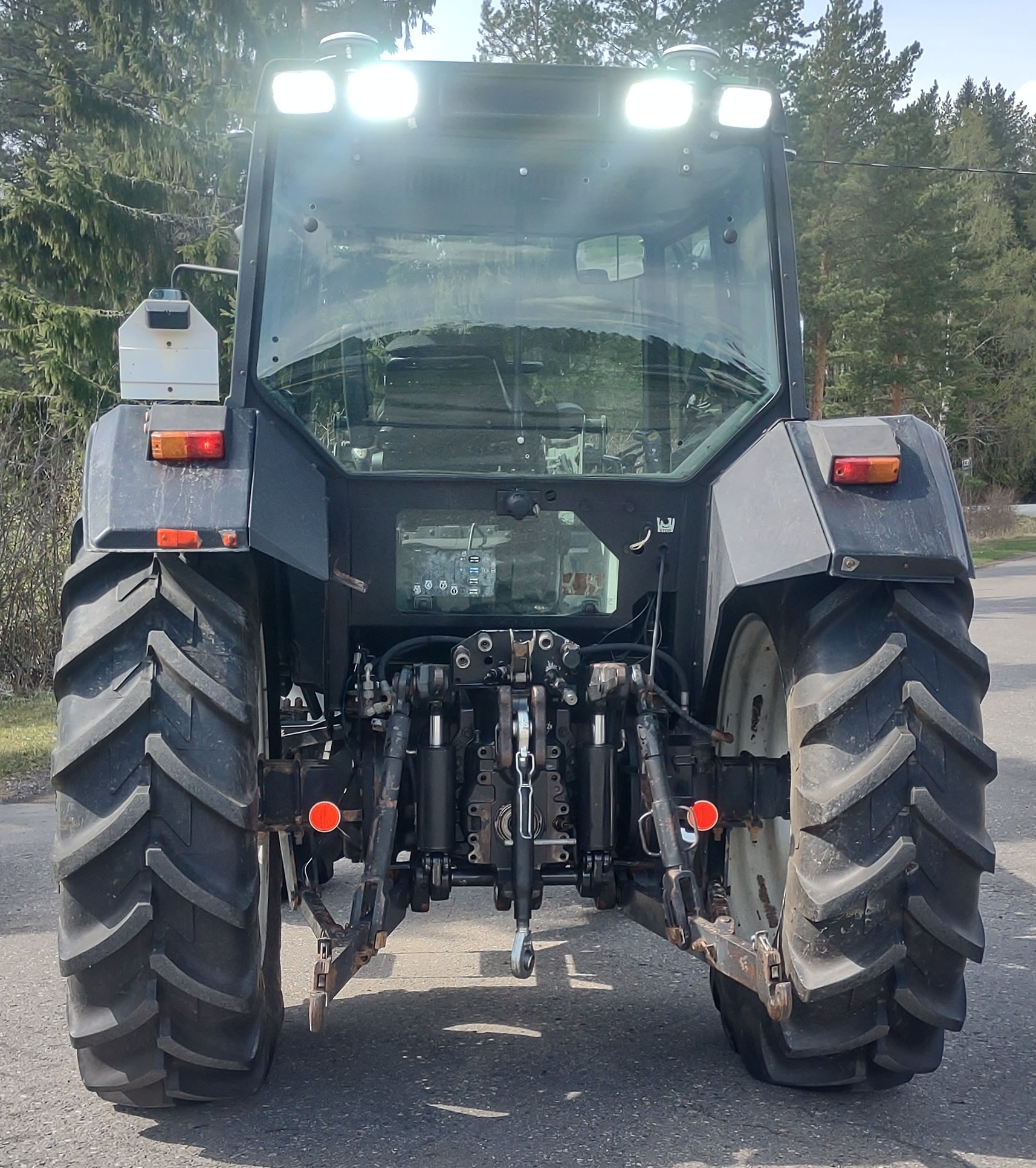 6800 Traktori automaattiohjauksella ja etukuormaimella, käytetty