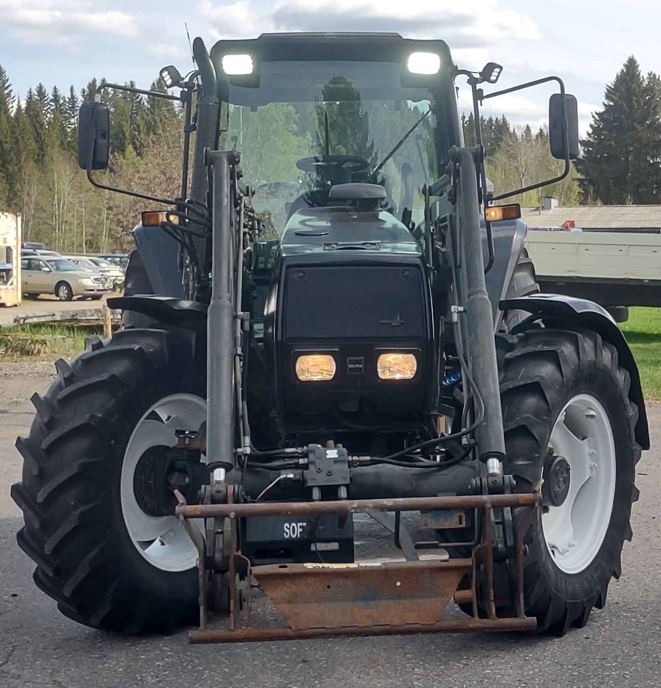 6800 Traktori automaattiohjauksella ja etukuormaimella, käytetty