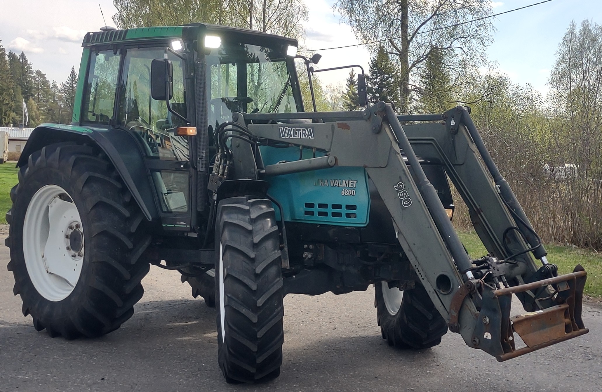 6800 Traktori automaattiohjauksella ja etukuormaimella, käytetty