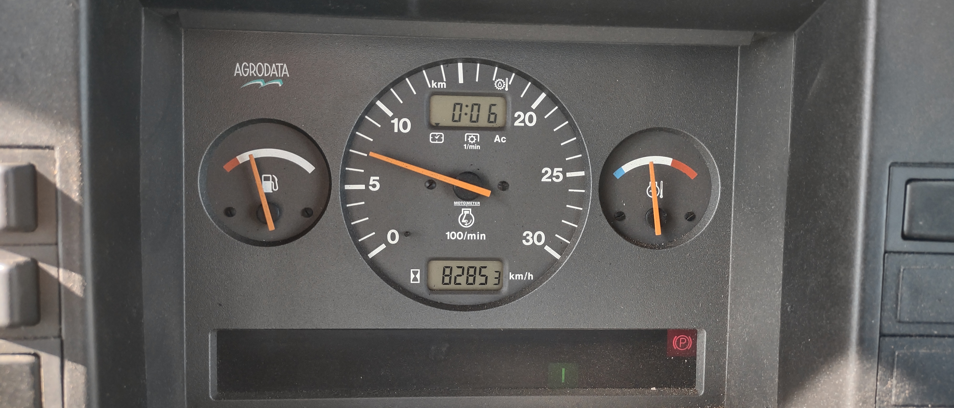 6800 Traktori automaattiohjauksella ja etukuormaimella, käytetty