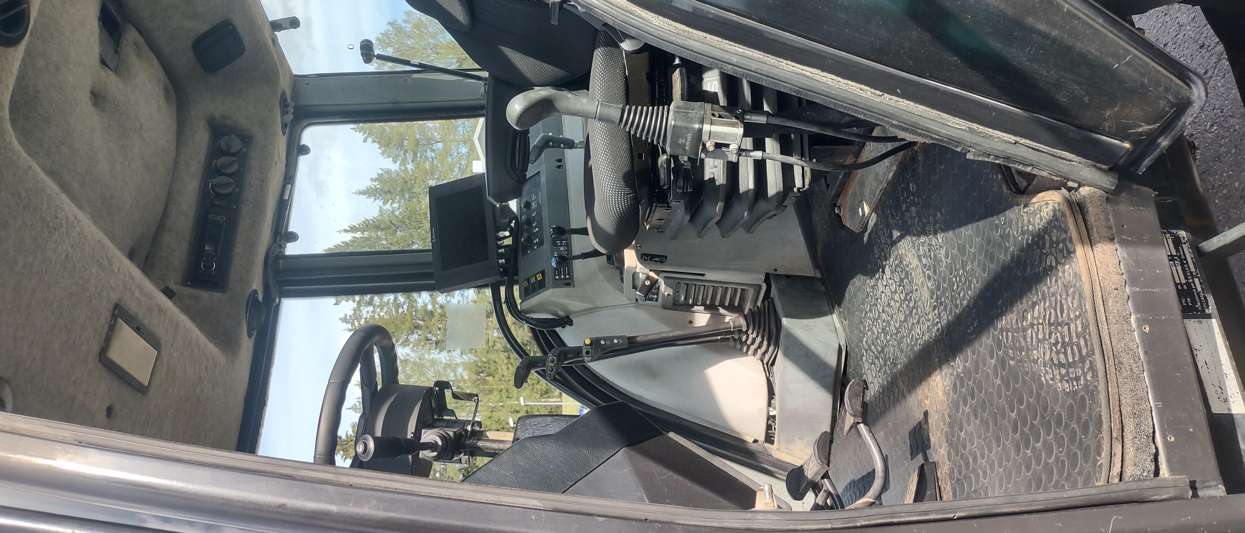 6800 Traktori automaattiohjauksella ja etukuormaimella, käytetty