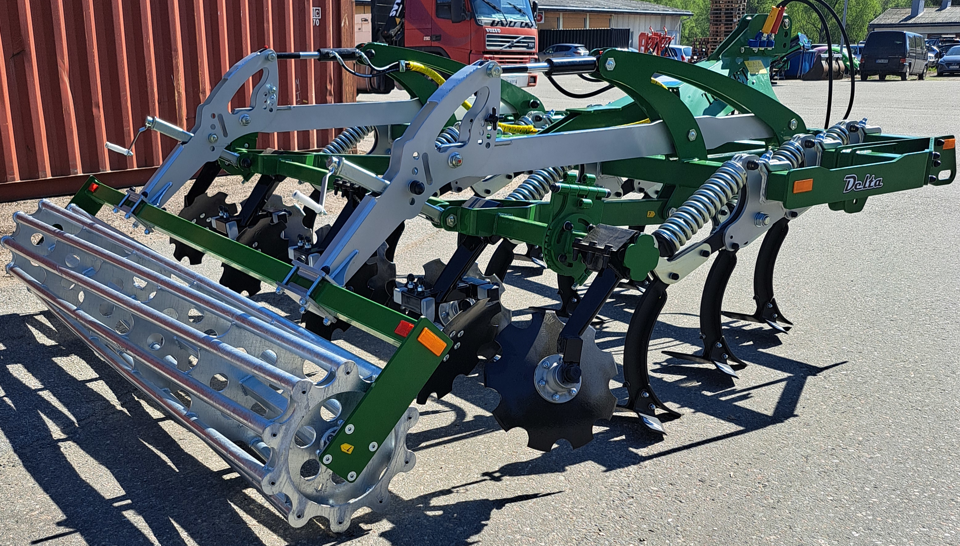 Delta 300 Hydraulinen hanhenjalkamuokkain pakkerilla