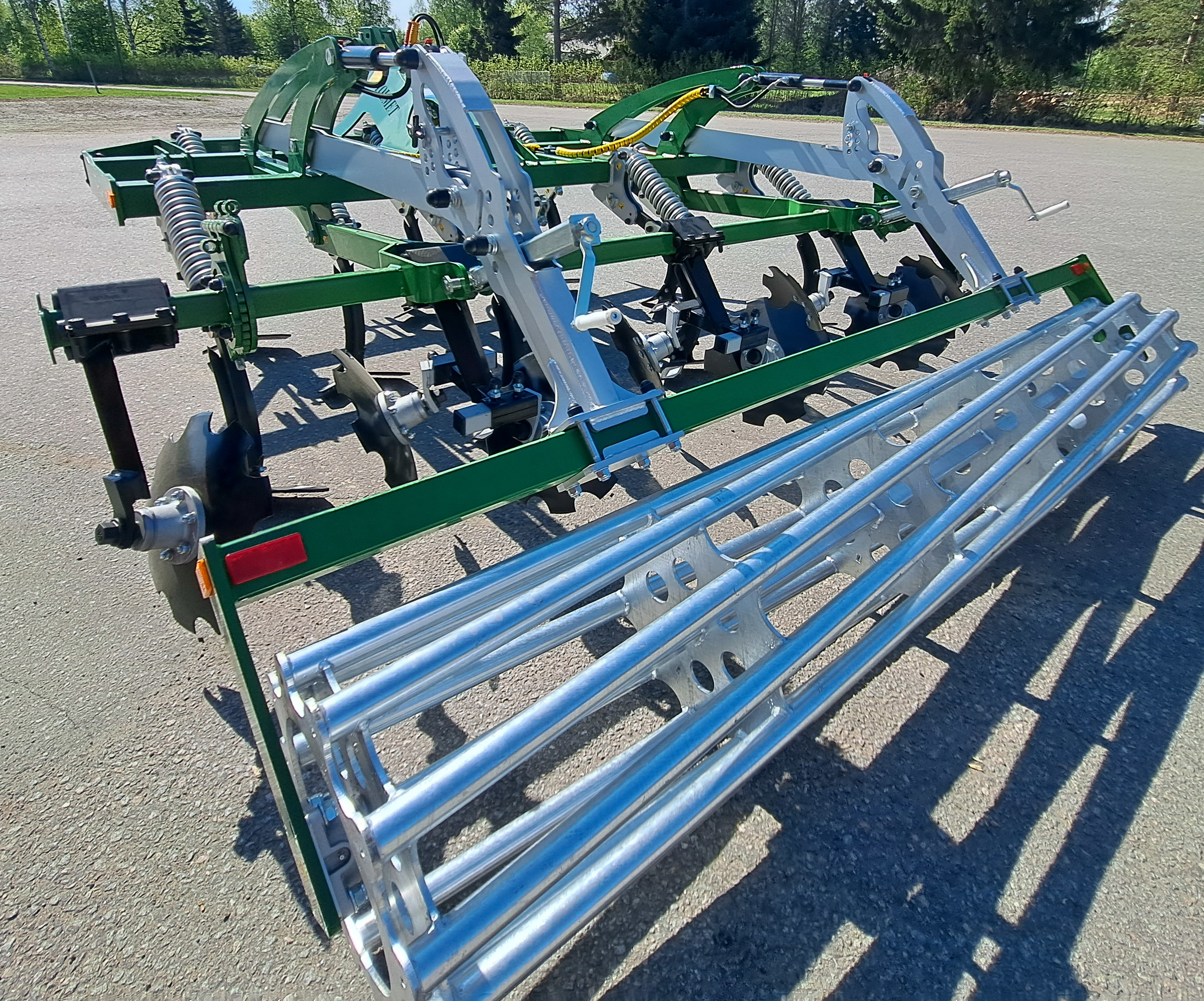 Delta 300 Hydraulinen hanhenjalkamuokkain pakkerilla