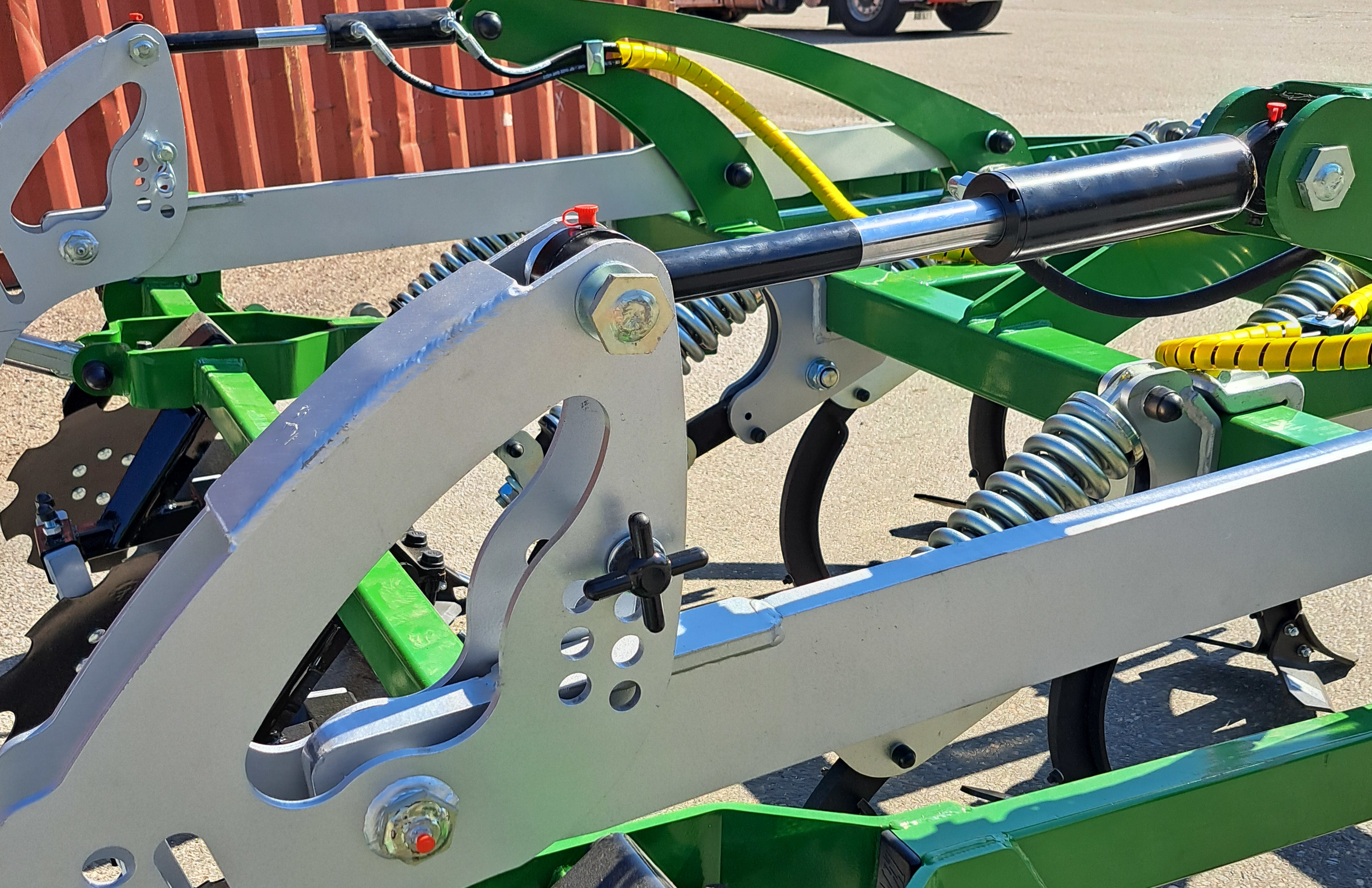 Delta 300 Hydraulinen hanhenjalkamuokkain pakkerilla