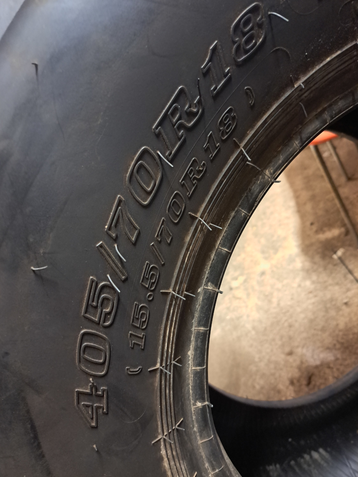 Dunlop Sp 405/70 R18 renkaat 