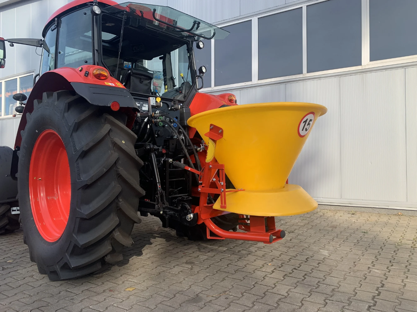 Lannoitteenlevitin JP hydraulisilla luukuilla