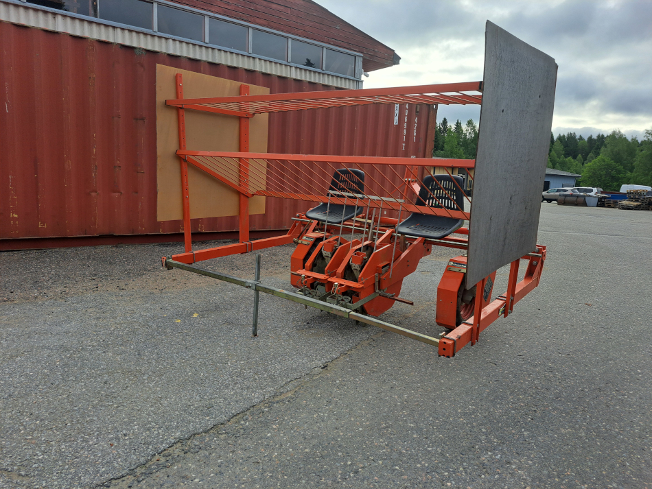 Istutuskone kahdella istutusyksiköllä, käytetty
