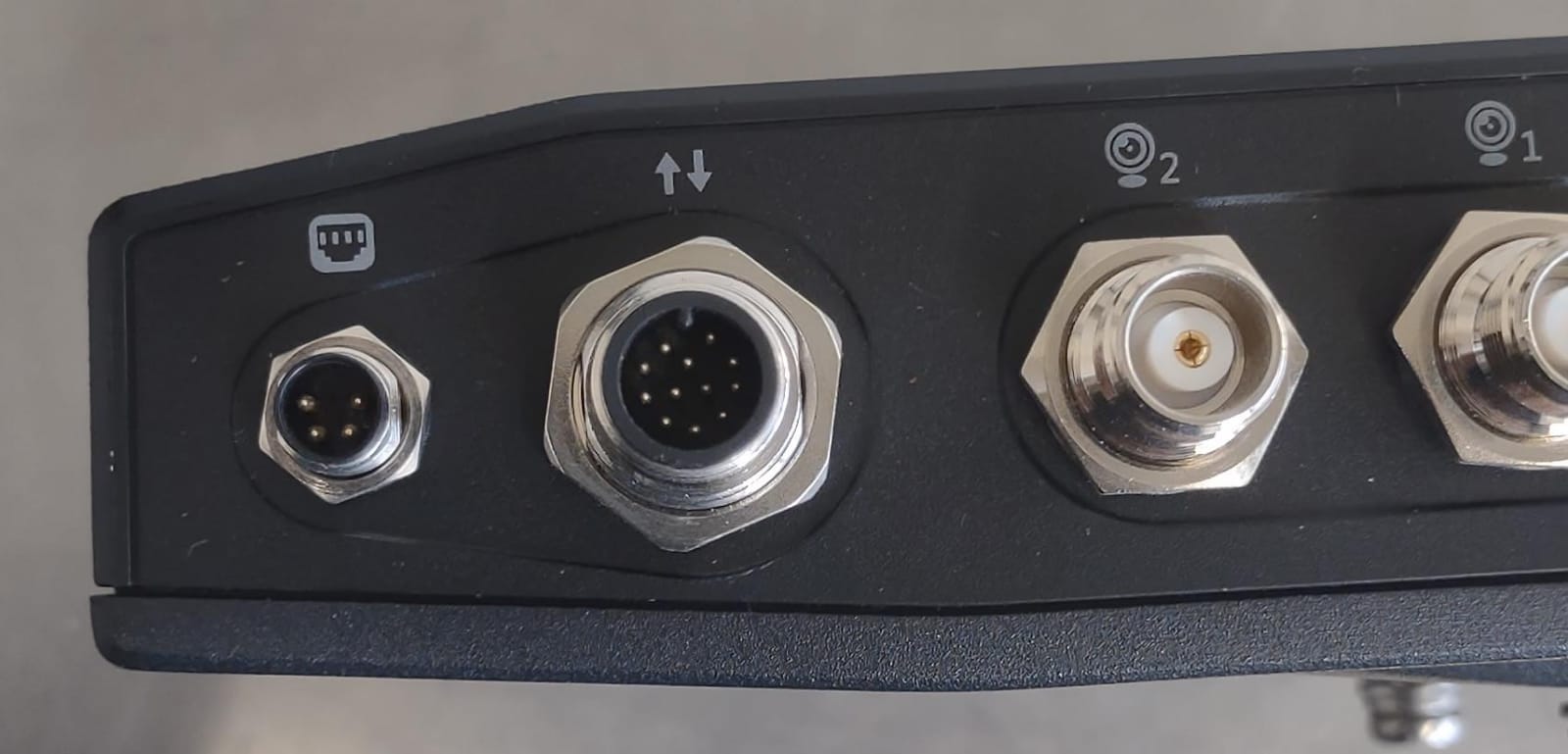 Liitin AT1 terminaaliin